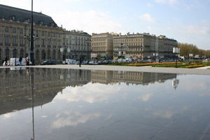 BORDEAUX : The water mirror