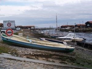 bateaux à quai au port de Larros