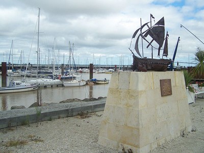 PAUILLAC : Monument commémorant le départ du marquis de la Fayette pour l'Amérique du port de Pauillac en 1777