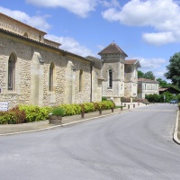 Départ de la balade direction Boutric - passer devant la mairie