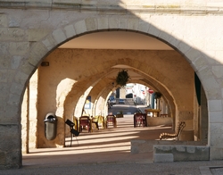 Les arcades de la place centrale de Sauveterrre de Guyenne
