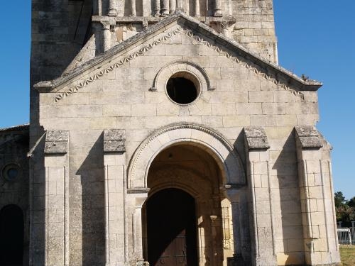 Le portail de l'église Notre Dame de Bayon