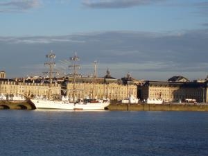 Le port de Bordeaux vu du pont de Pierre