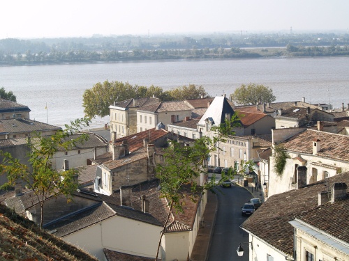 Bourg - La ville basse borde la Dordogne