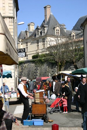 Le marché au pied du château