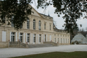 La mairie abritée par le château Laurenzanne