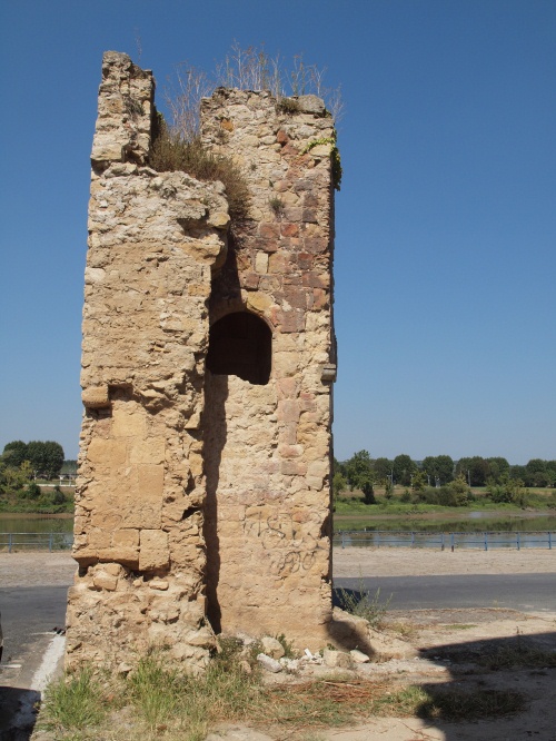 Vestiges du château médiéval non loin des quais de Garonne