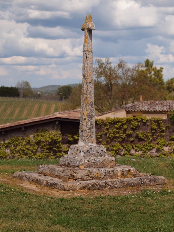 Hosannière : croix de pierre devant l'église Saint-Pierre