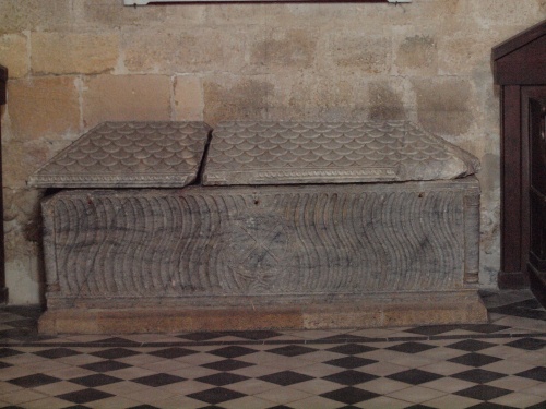 Sarcophage mérovingien du Ve siècle conservé dans l'église