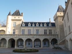 La cour du château La Rivière